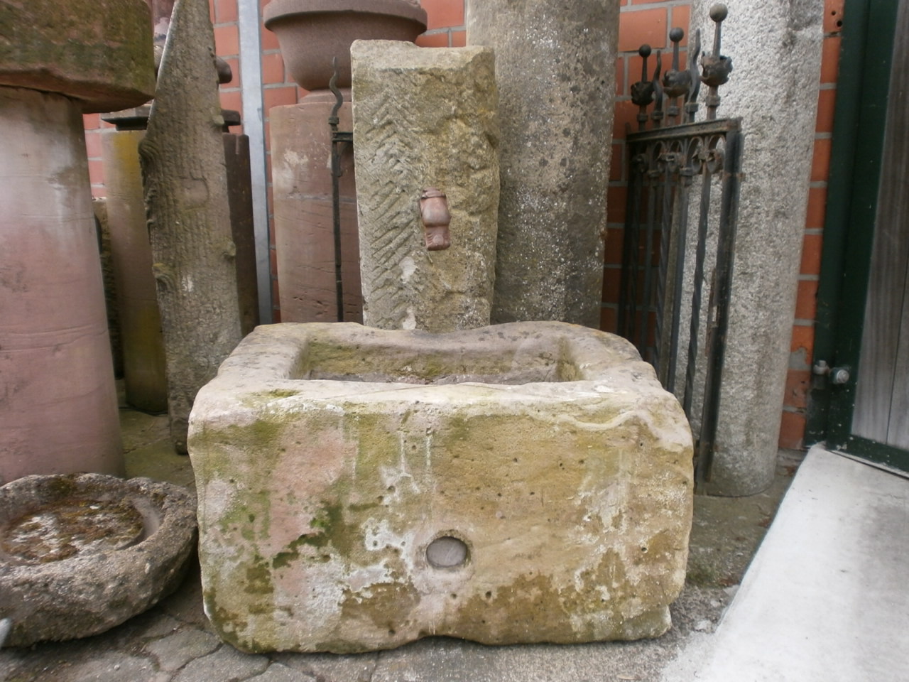 Brunnen aus alten Sandsteinen Brunnen aus alten Sandsteinen