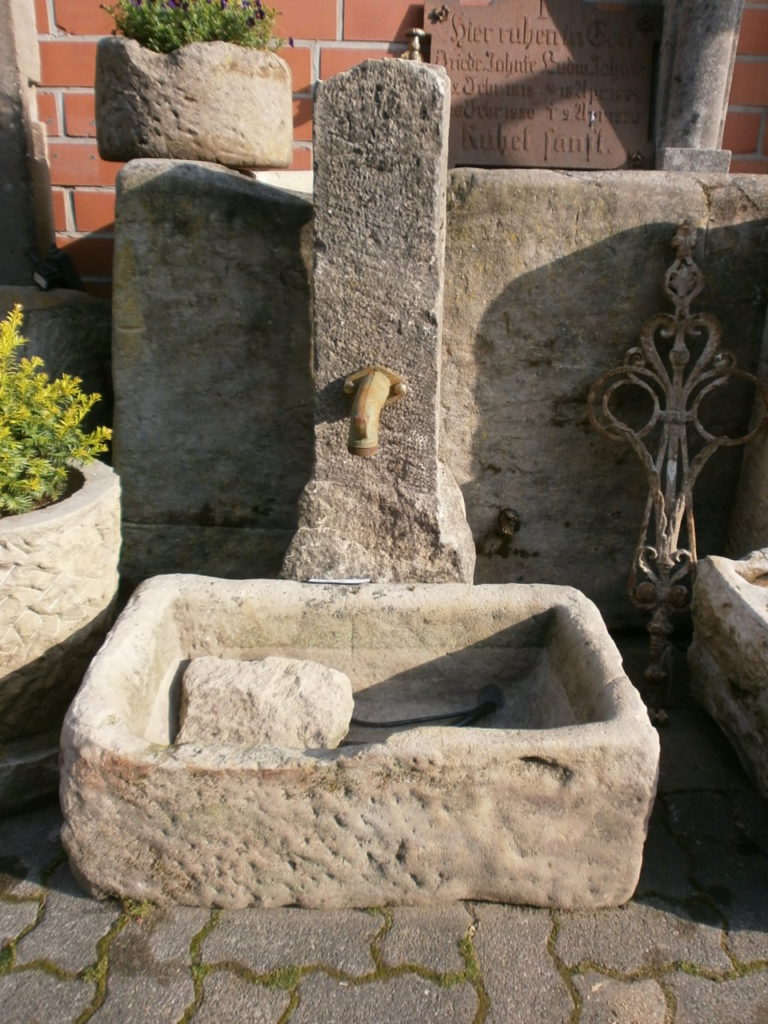 Brunnen aus alten Sandsteinen