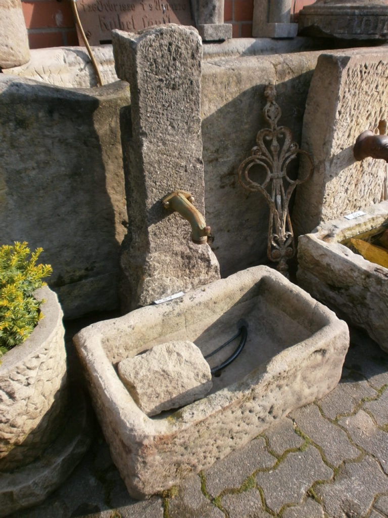 Brunnen aus alten Sandsteinen