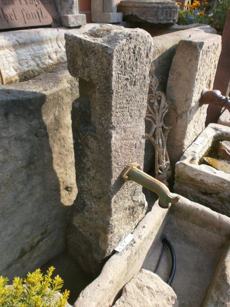 Brunnen aus alten Sandsteinen