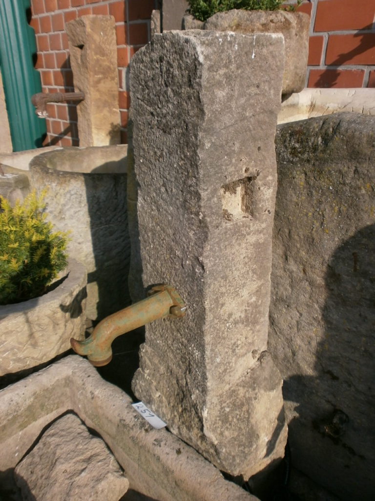 Brunnen aus alten Sandsteinen