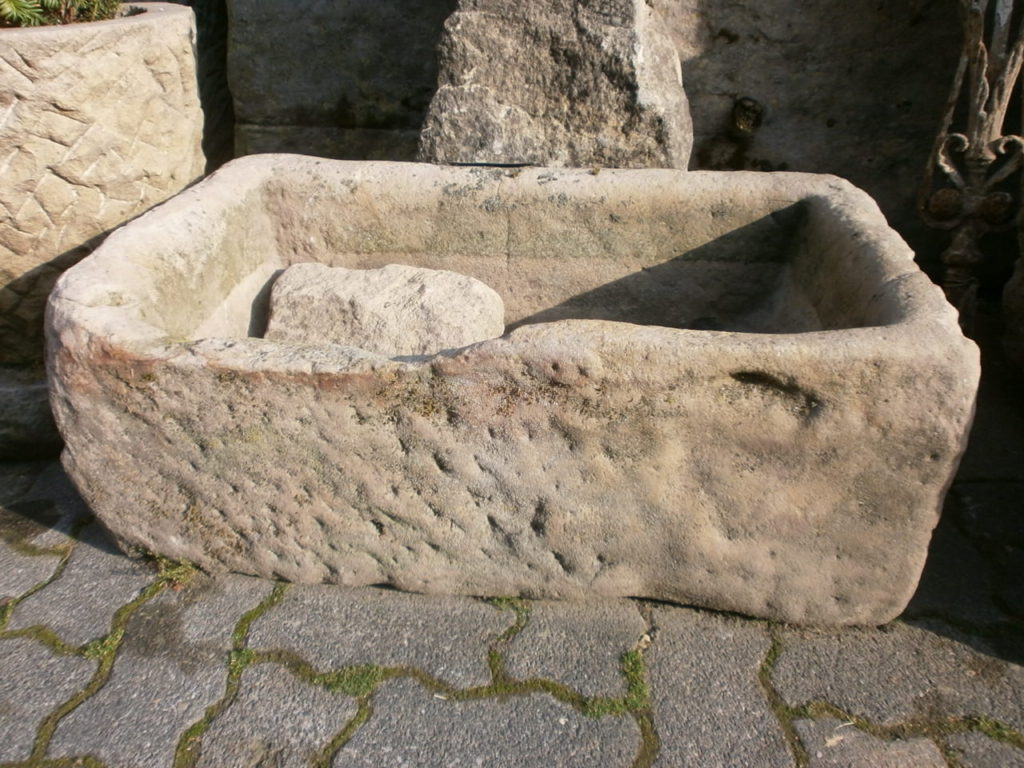 Brunnen aus alten Sandsteinen