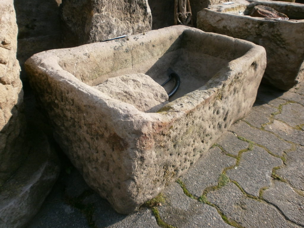 Brunnen aus alten Sandsteinen