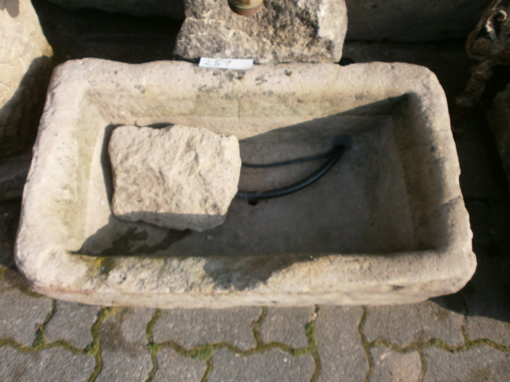 Brunnen aus alten Sandsteinen