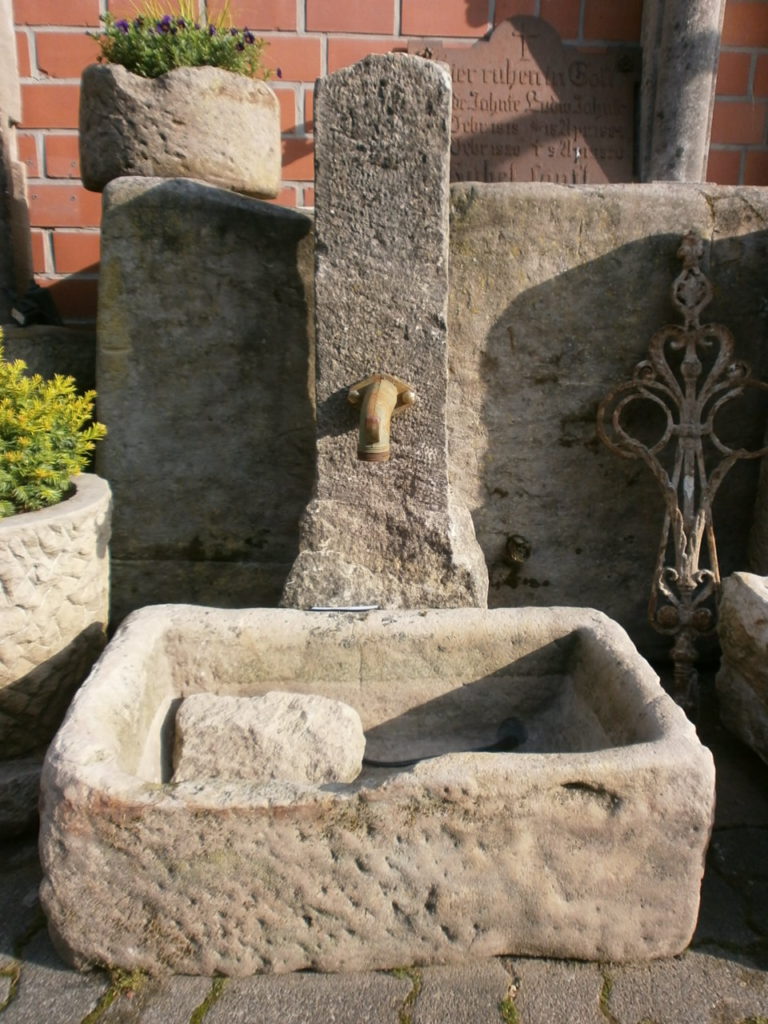 Brunnen aus alten Sandsteinen