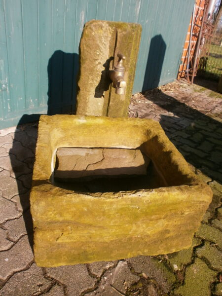 schöner Brunnen  mit fast quadratischem Becken