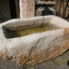 Brunnen aus hellem Sandstein