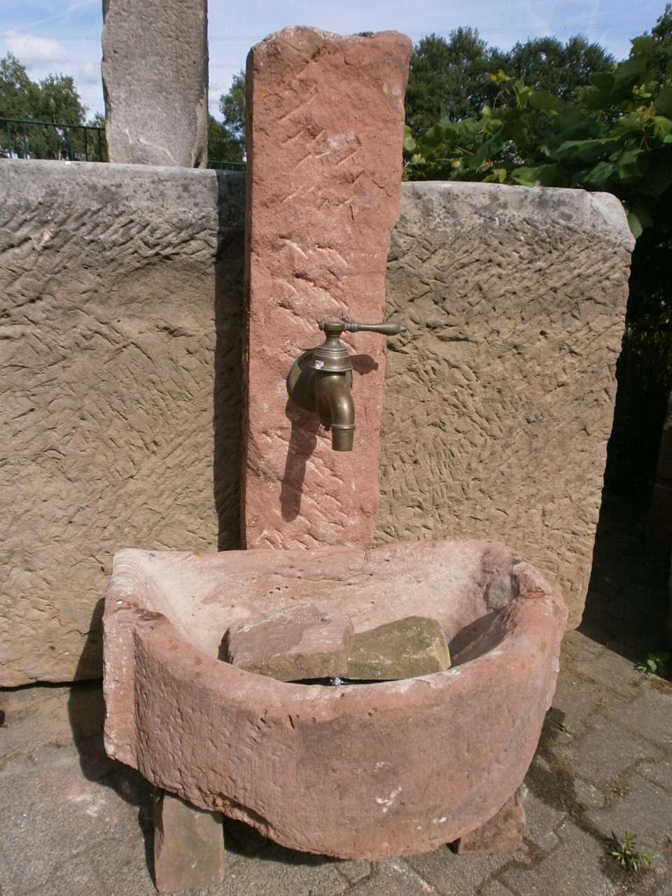 Uriger Brunnen aus Sandstein antik Uriger Brunnen aus Sandstein antik