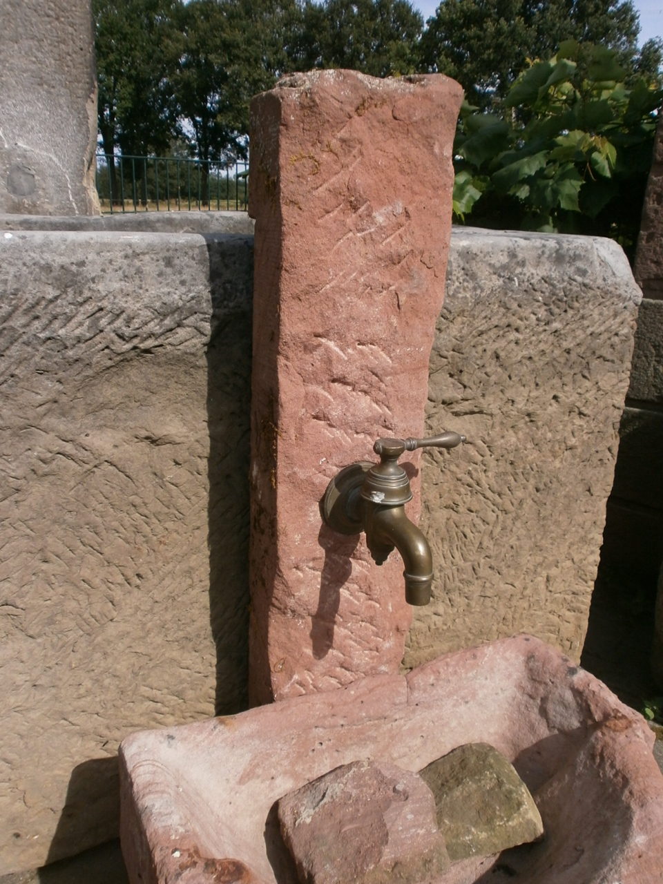 Uriger Brunnen aus Sandstein antik Uriger Brunnen aus Sandstein antik