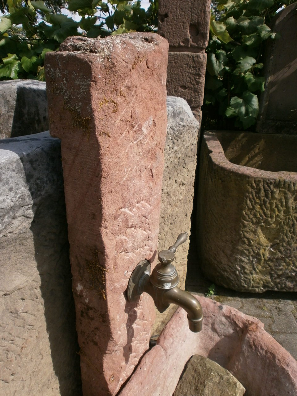 Uriger Brunnen aus Sandstein antik Uriger Brunnen aus Sandstein antik