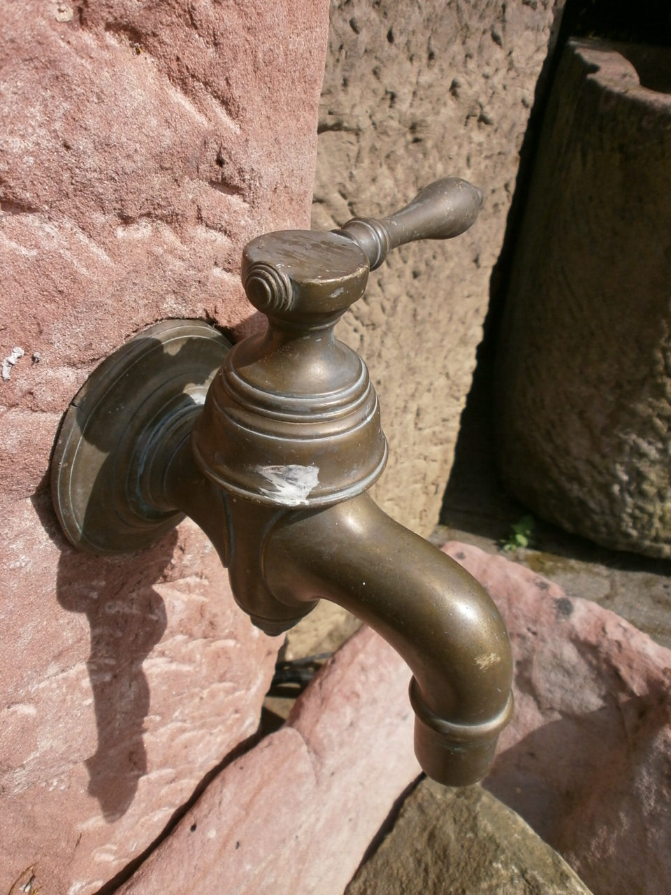 Uriger Brunnen aus Sandstein antik Uriger Brunnen aus Sandstein antik