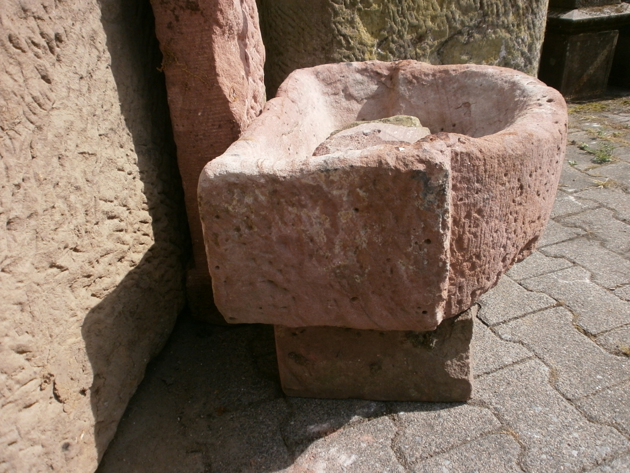 Uriger Brunnen aus Sandstein antik Uriger Brunnen aus Sandstein antik