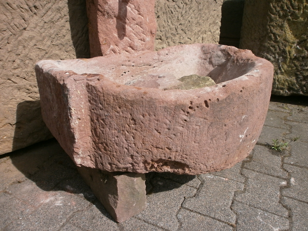 Uriger Brunnen aus Sandstein antik Uriger Brunnen aus Sandstein antik