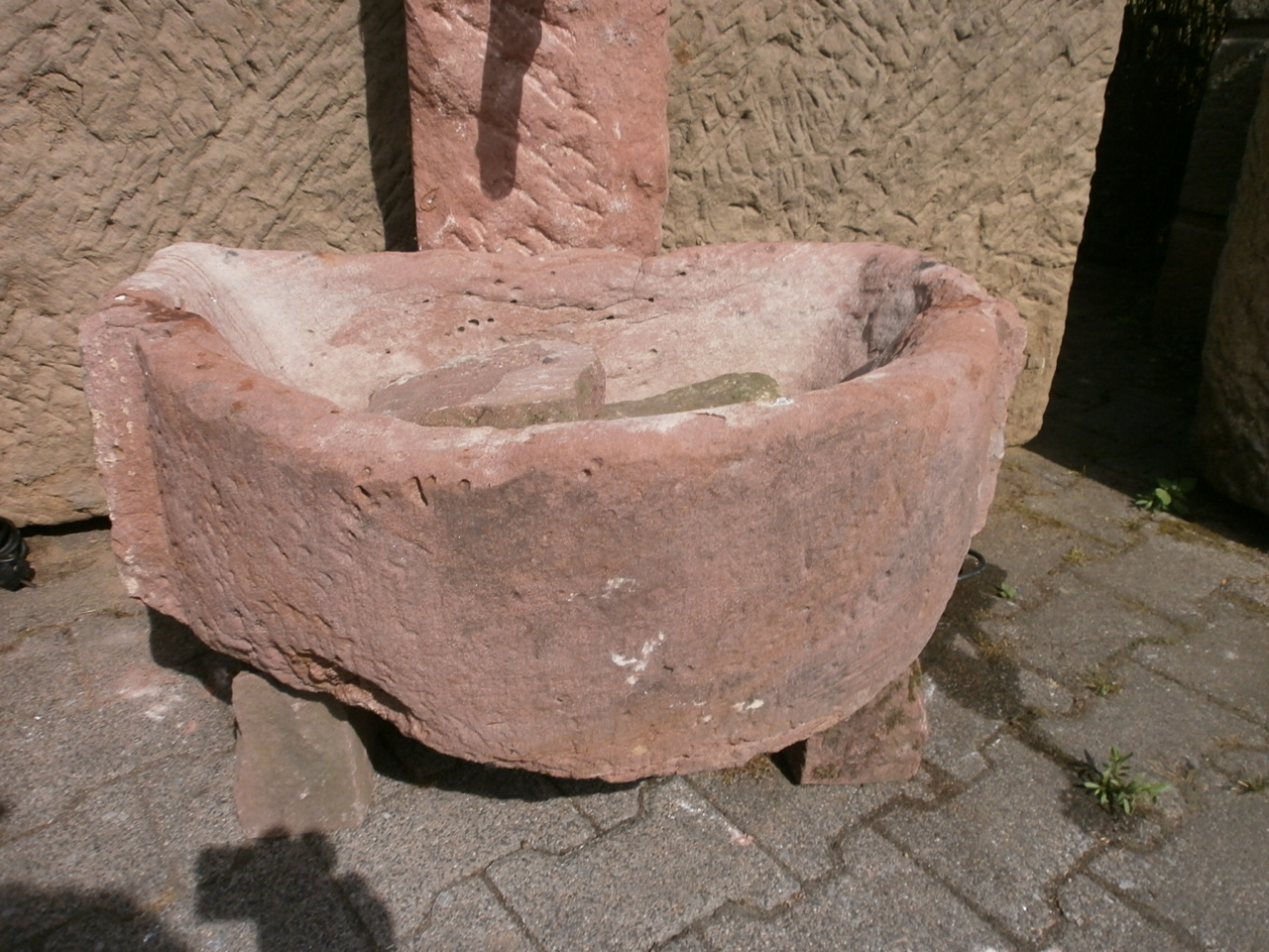 Uriger Brunnen aus Sandstein antik Uriger Brunnen aus Sandstein antik
