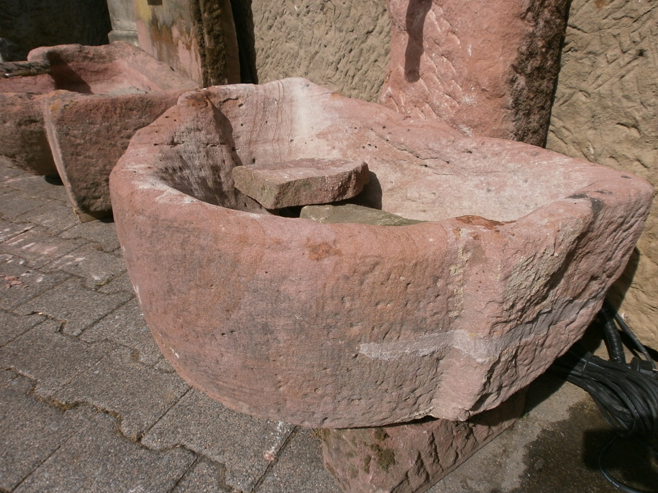 Uriger Brunnen aus Sandstein antik Uriger Brunnen aus Sandstein antik