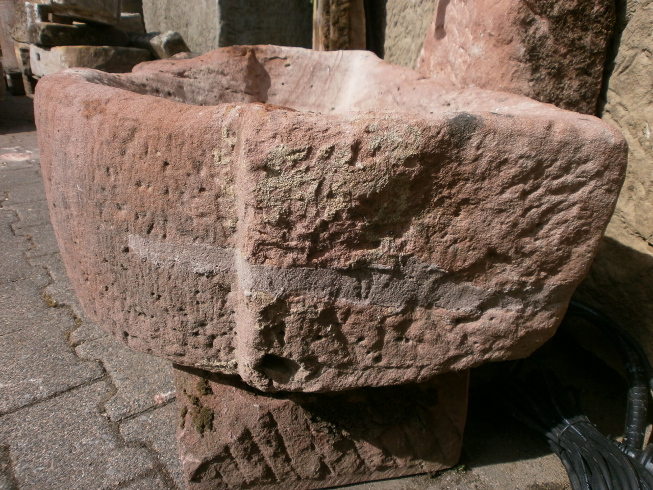 Uriger Brunnen aus Sandstein antik Uriger Brunnen aus Sandstein antik