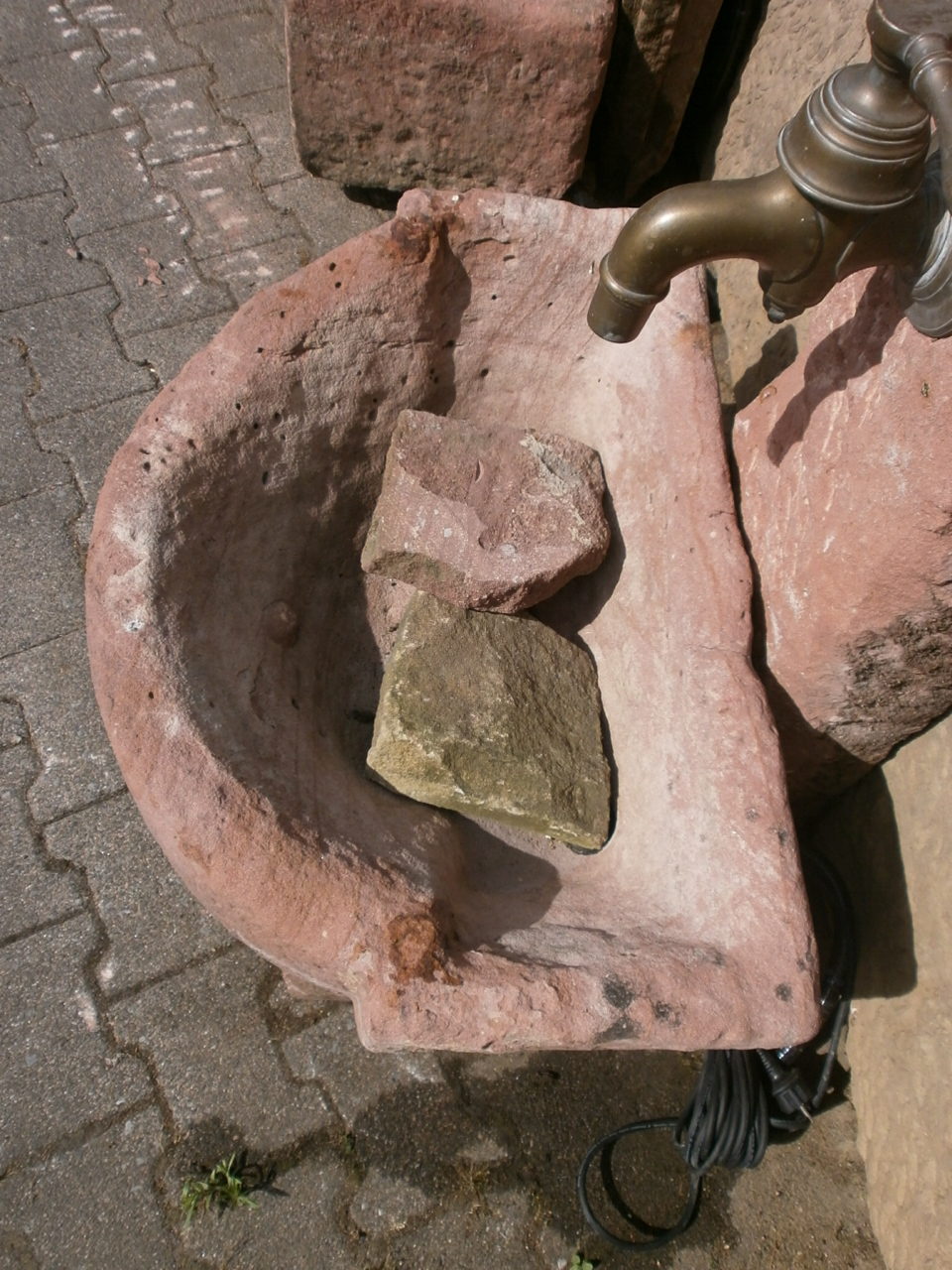 Uriger Brunnen aus Sandstein antik Uriger Brunnen aus Sandstein antik