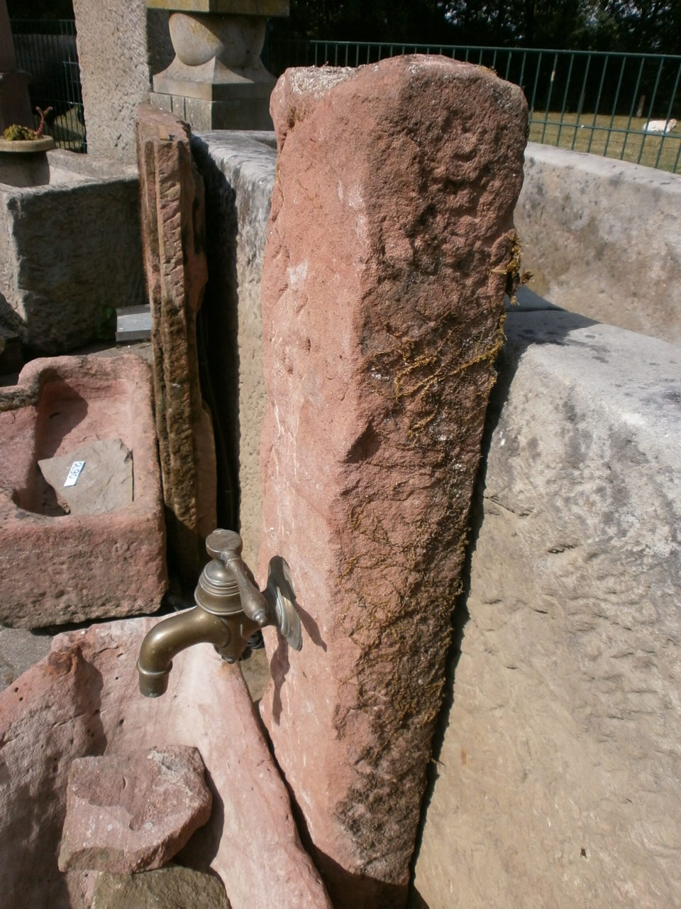 Uriger Brunnen aus Sandstein antik Uriger Brunnen aus Sandstein antik
