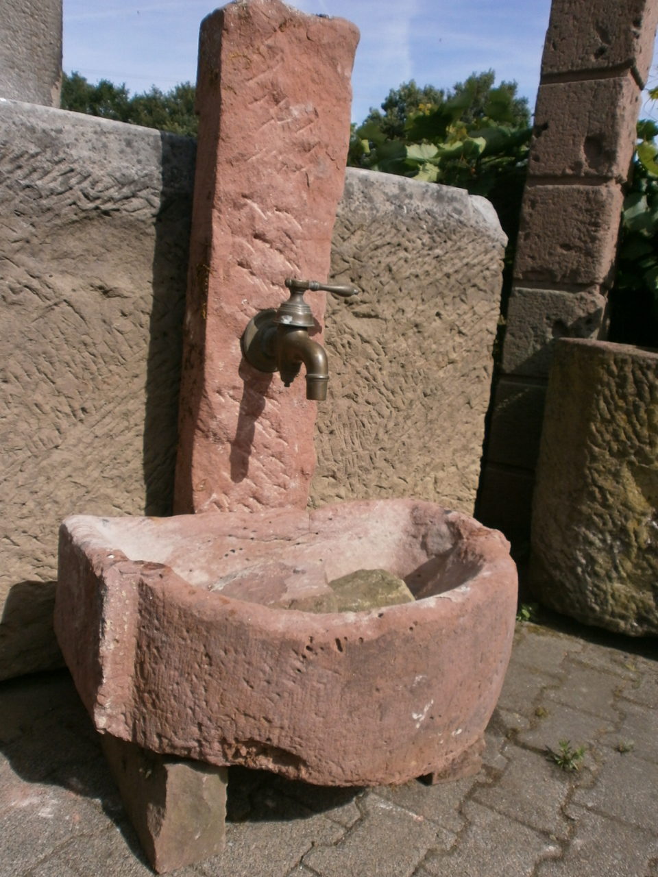 Uriger Brunnen aus Sandstein antik Uriger Brunnen aus Sandstein antik