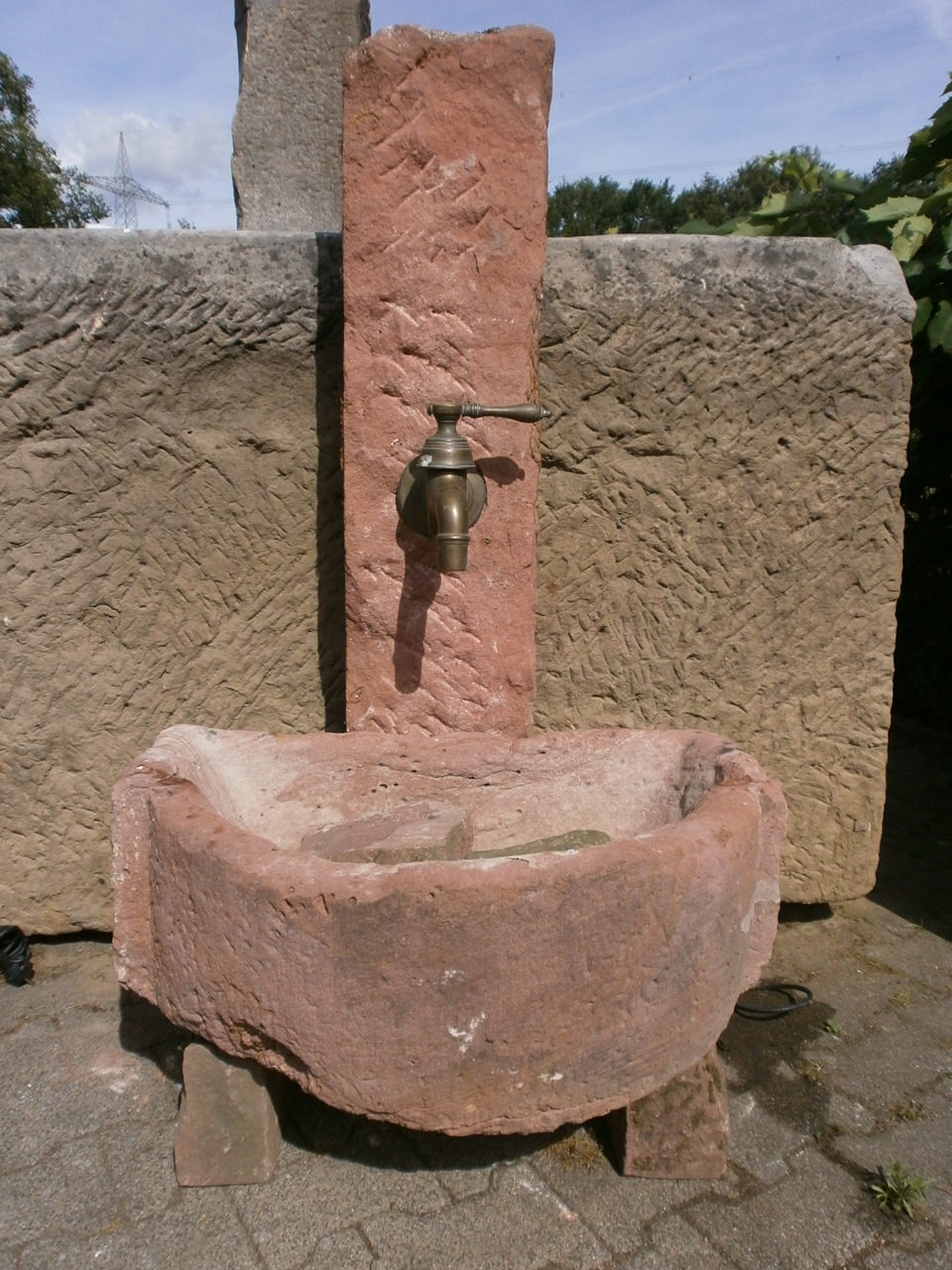 Uriger Brunnen aus Sandstein antik Uriger Brunnen aus Sandstein antik