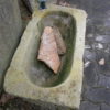 Sandsteinbrunnen mit Frosch