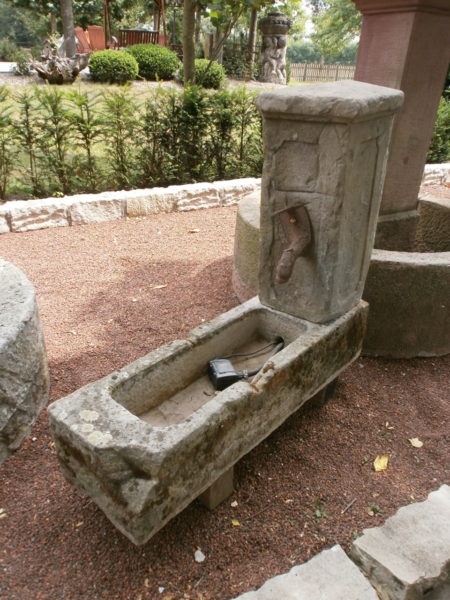 heller Brunnen aus antikem Material