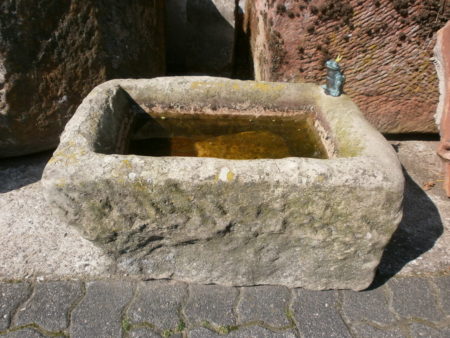Brunnen aus antikem Trog mit Frosch