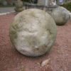 Zwei große Sandsteinkugeln