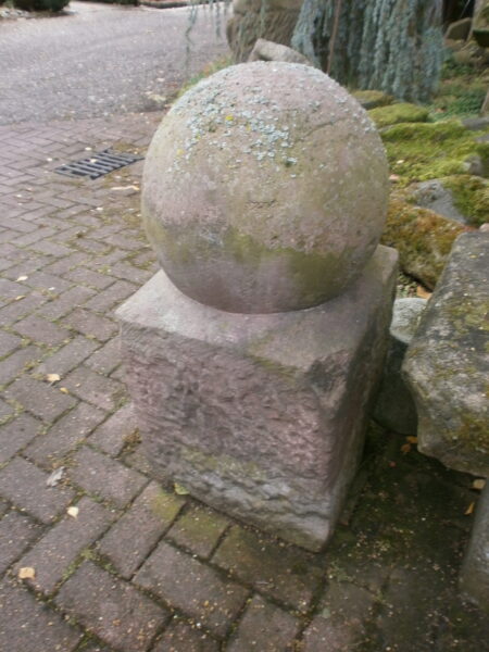 Zwei große Sandsteinkugeln