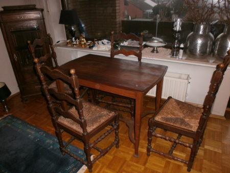 Tisch mit vier Stühlen zum Schnäppchenpreis