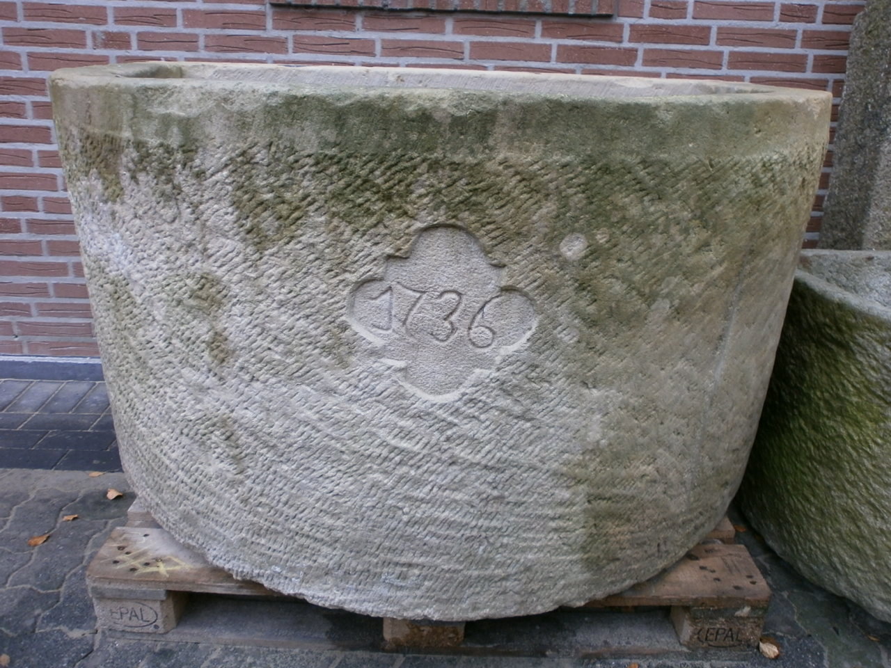 Große, halbrunde Tränke Große, halbrunde Tränke