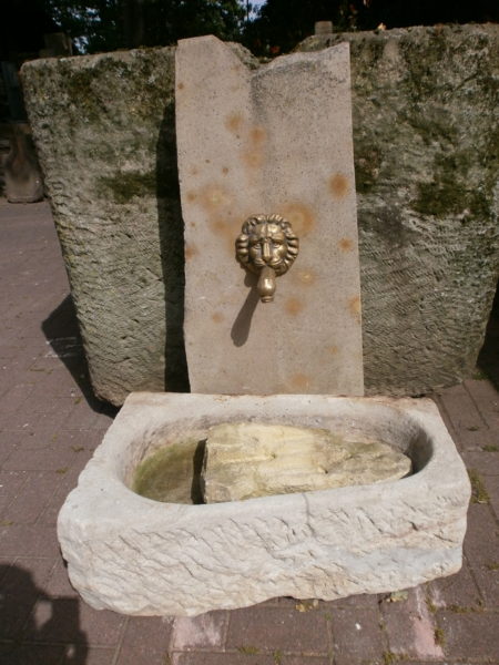 Kleiner Brunnen aus antikem Sandstein