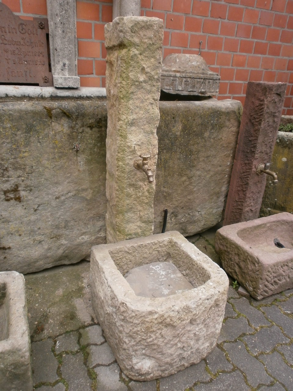 Sandsteinbrunnen mit halbrundem Trog Sandsteinbrunnen mit halbrundem Trog