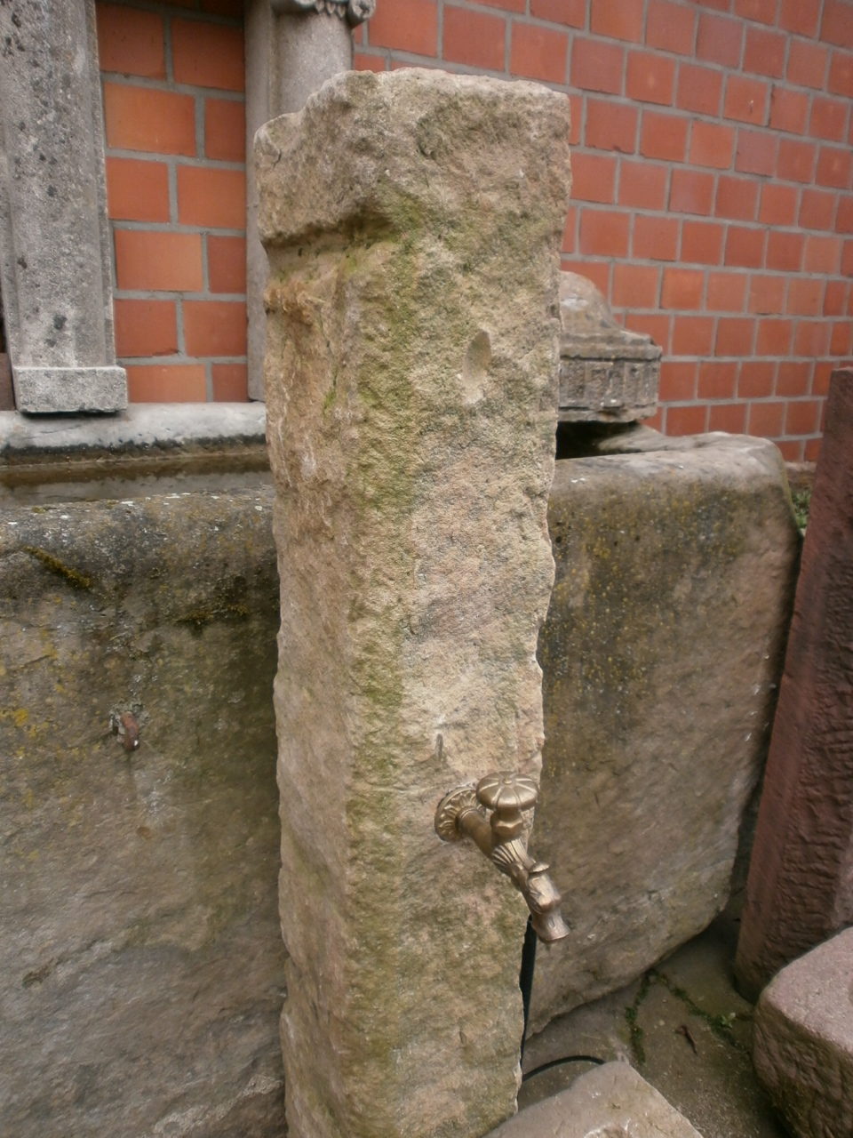Sandsteinbrunnen mit halbrundem Trog Sandsteinbrunnen mit halbrundem Trog