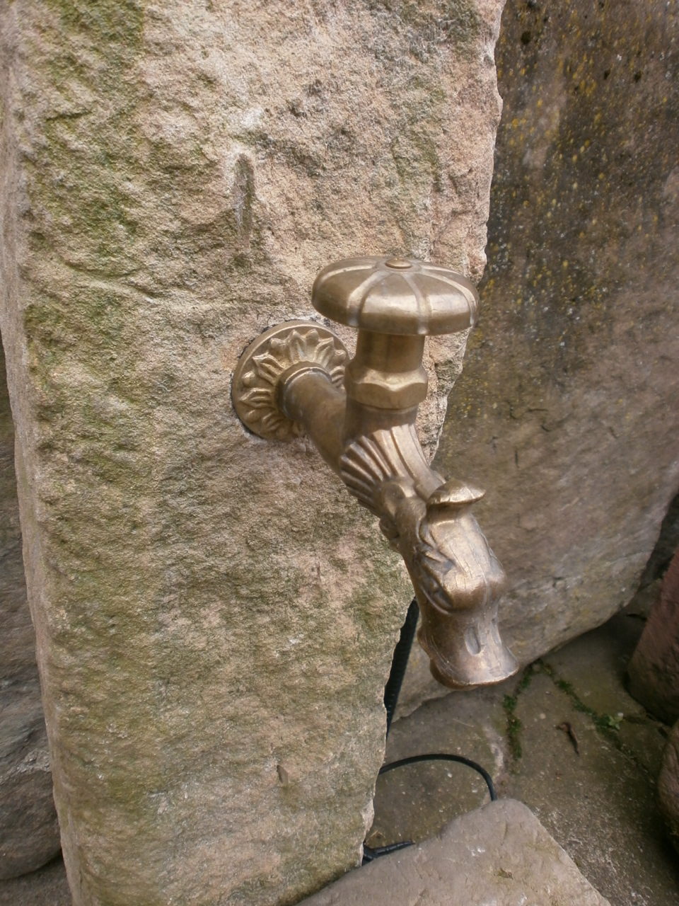 Sandsteinbrunnen mit halbrundem Trog Sandsteinbrunnen mit halbrundem Trog