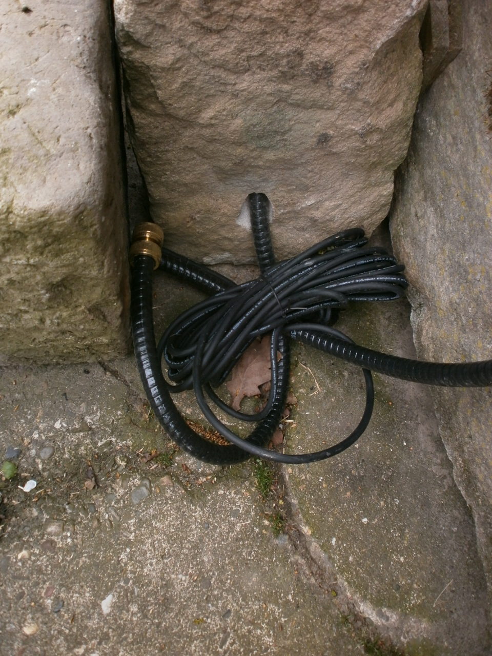 Sandsteinbrunnen mit halbrundem Trog Sandsteinbrunnen mit halbrundem Trog
