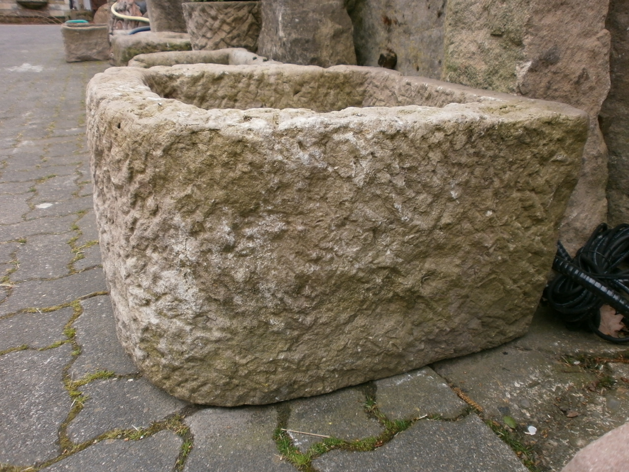 Sandsteinbrunnen mit halbrundem Trog Sandsteinbrunnen mit halbrundem Trog