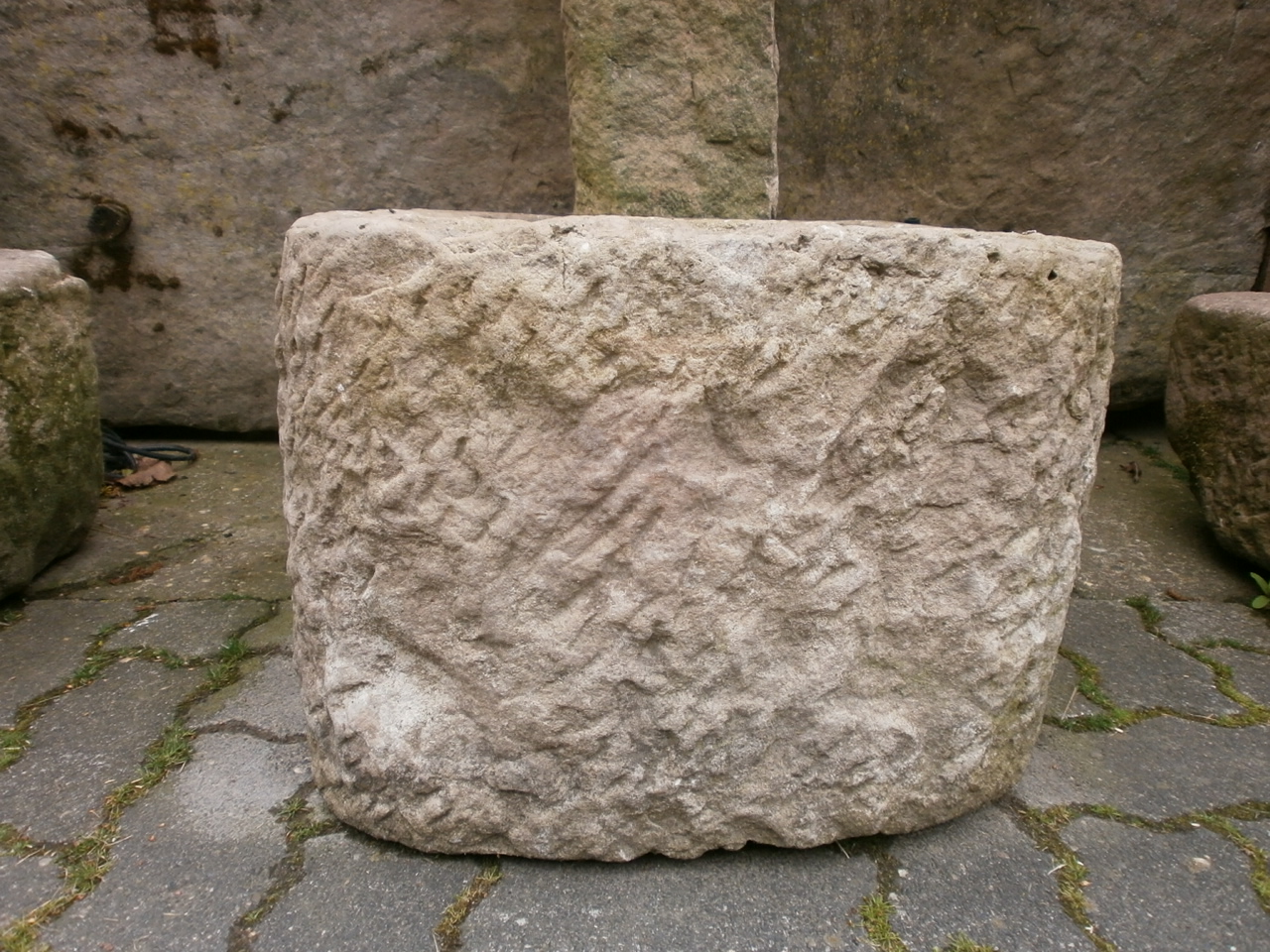 Sandsteinbrunnen mit halbrundem Trog Sandsteinbrunnen mit halbrundem Trog