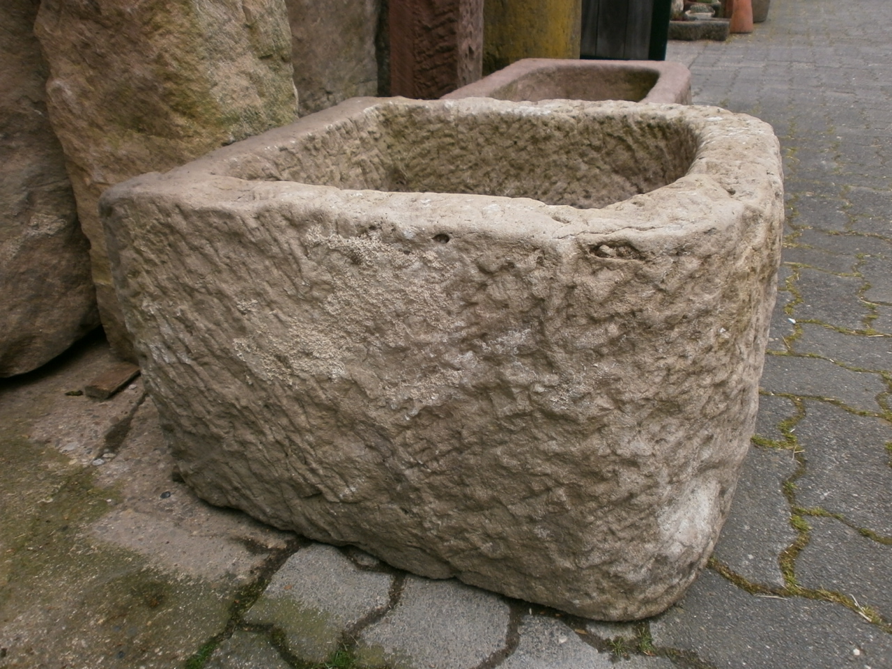 Sandsteinbrunnen mit halbrundem Trog Sandsteinbrunnen mit halbrundem Trog