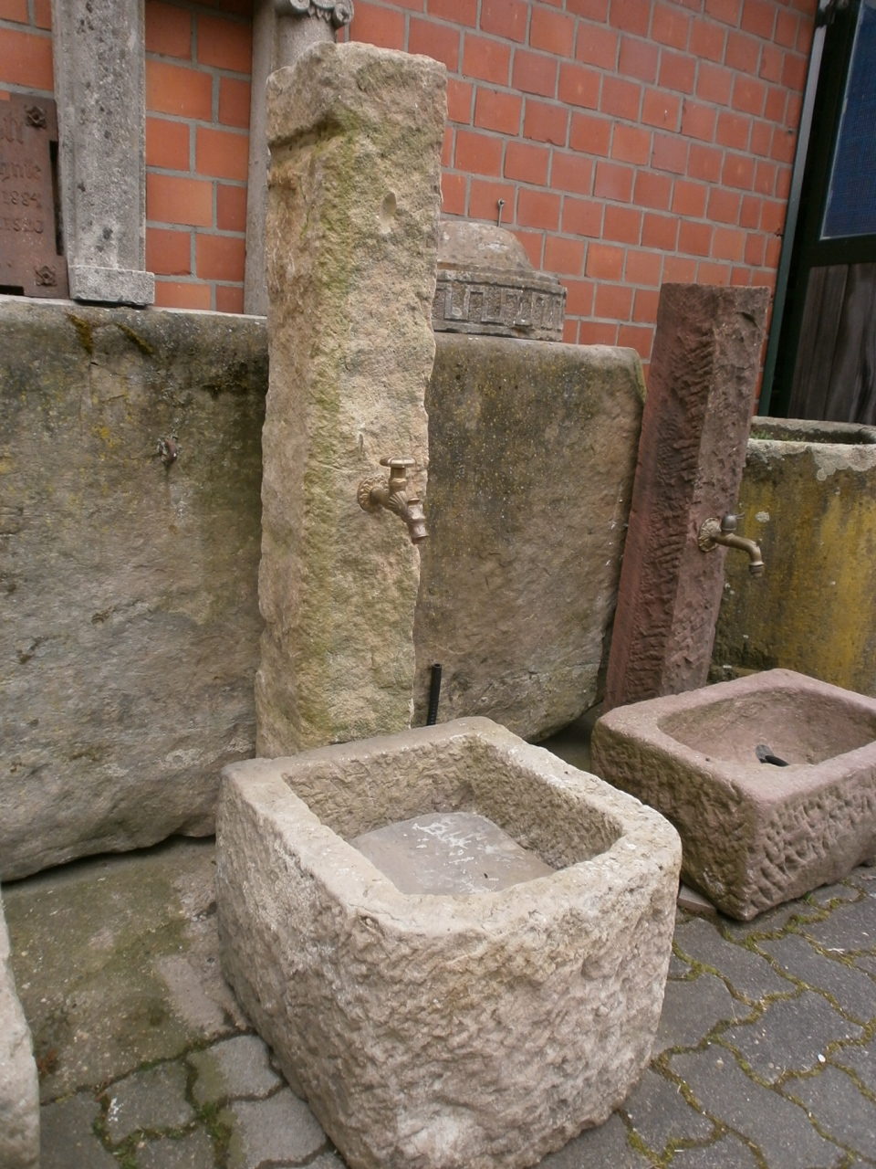 Sandsteinbrunnen mit halbrundem Trog Sandsteinbrunnen mit halbrundem Trog
