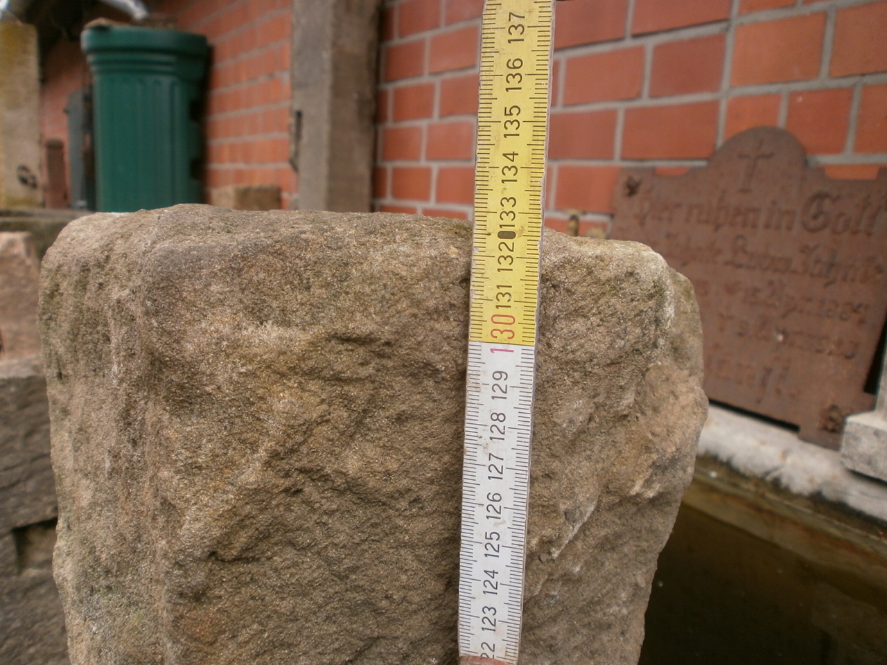 Sandsteinbrunnen mit halbrundem Trog Sandsteinbrunnen mit halbrundem Trog