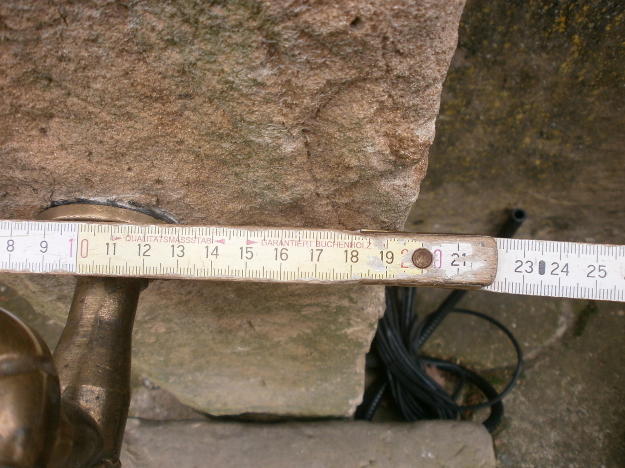 Sandsteinbrunnen mit halbrundem Trog Sandsteinbrunnen mit halbrundem Trog