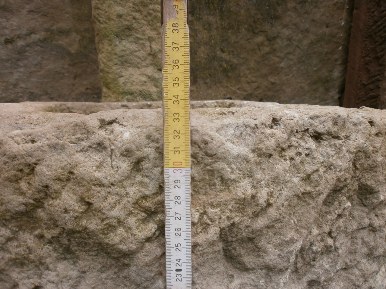 Sandsteinbrunnen mit halbrundem Trog Sandsteinbrunnen mit halbrundem Trog