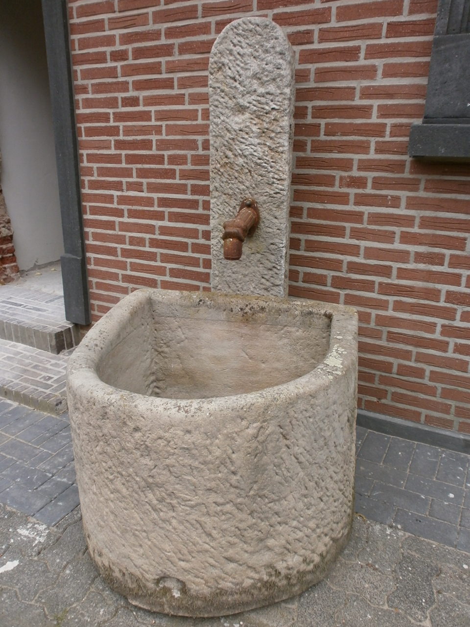 Brunnen mit halbrundem Brunnentrog Brunnen mit halbrundem Brunnentrog