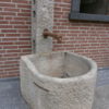 Brunnen mit halbrundem Brunnentrog