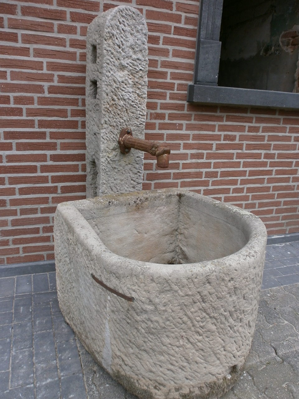 Brunnen mit halbrundem Brunnentrog Brunnen mit halbrundem Brunnentrog