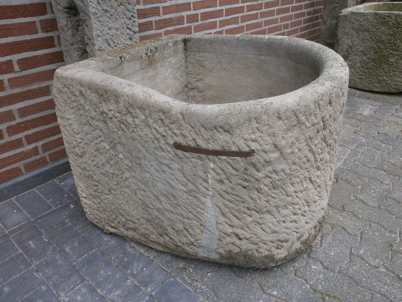 Brunnen mit halbrundem Brunnentrog Brunnen mit halbrundem Brunnentrog