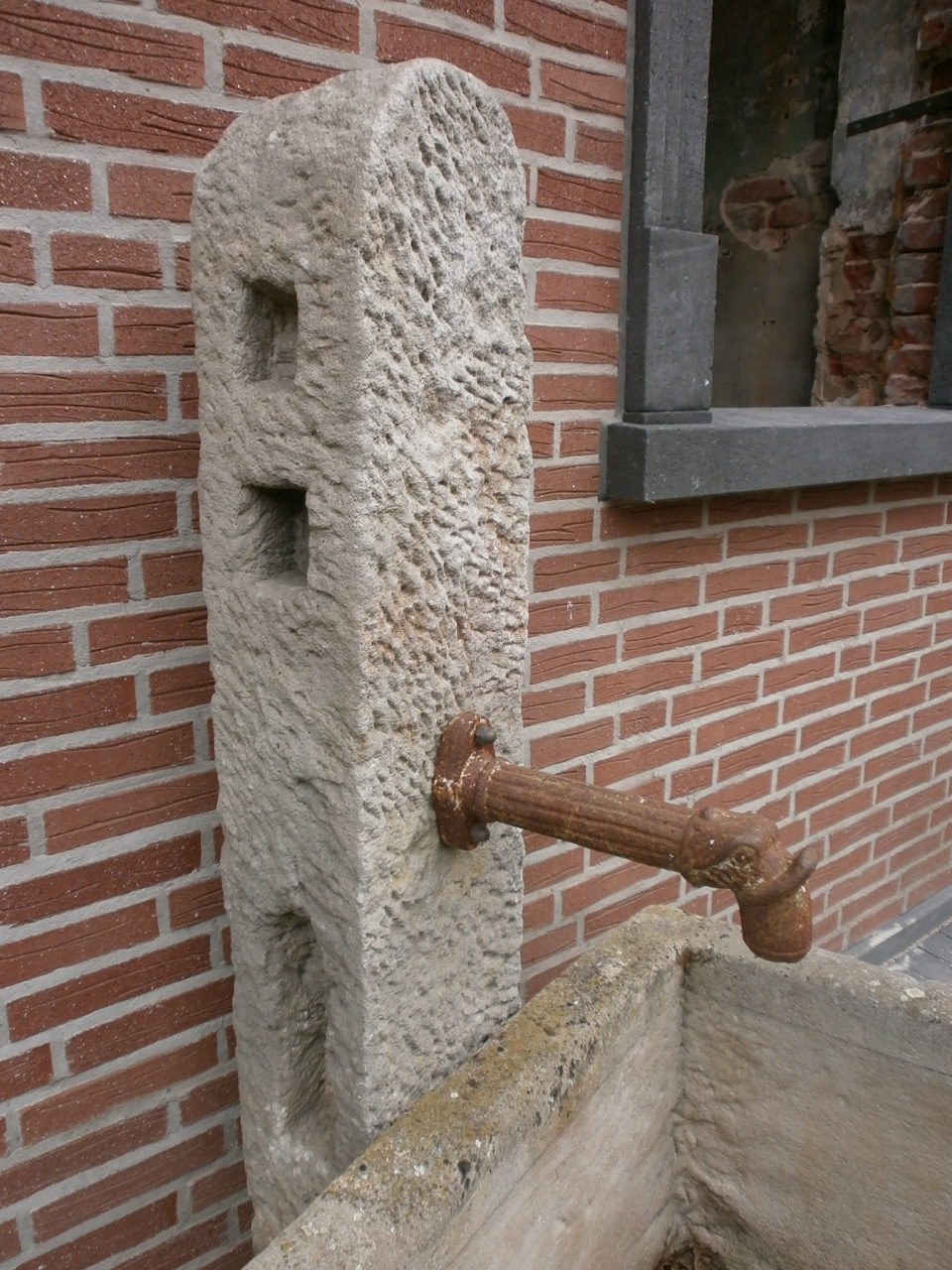 Brunnen mit halbrundem Brunnentrog Brunnen mit halbrundem Brunnentrog