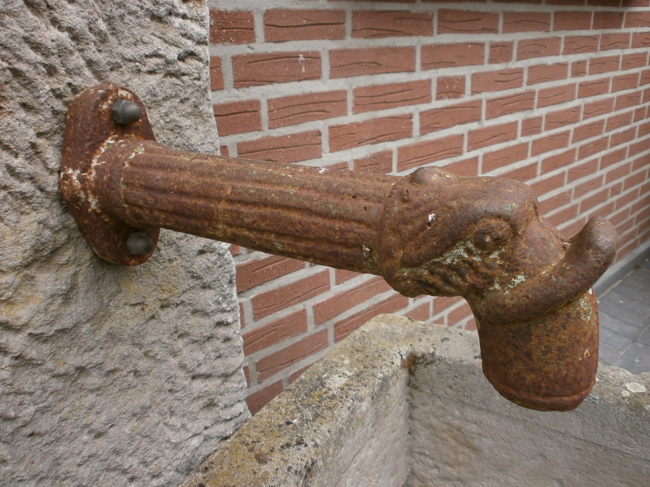 Brunnen mit halbrundem Brunnentrog Brunnen mit halbrundem Brunnentrog