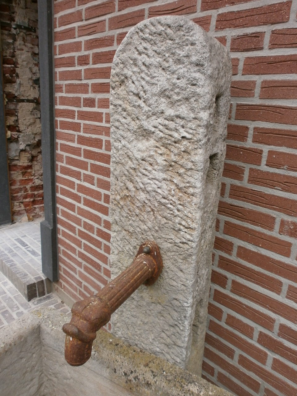 Brunnen mit halbrundem Brunnentrog Brunnen mit halbrundem Brunnentrog